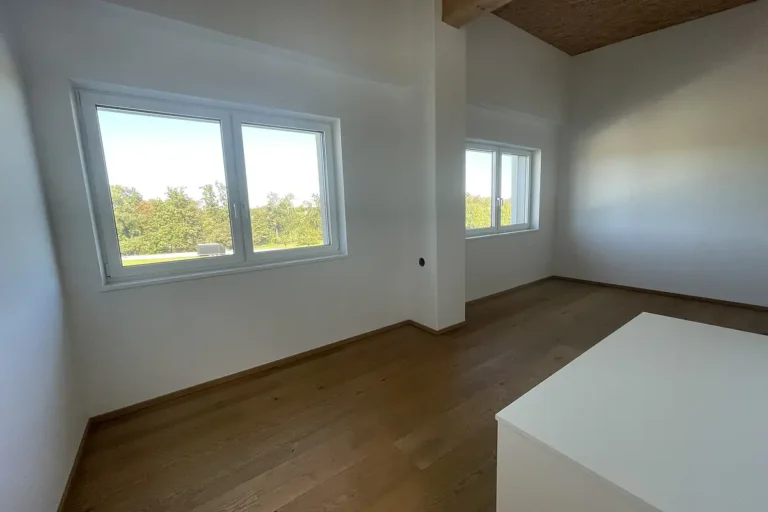 Büro Nord im Obergeschoß mit Fenster ins Grüne, freshHUB Weistrach
