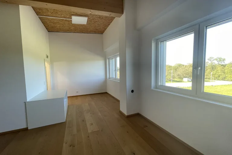 Büro Nord im Obergeschoß mit großem Fenster und Eichenboden, freshHUB Weistrach