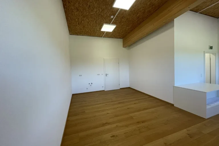 Büro Nord im Obergeschoß mit Holzbalkendecke, freshHUB Weistrach