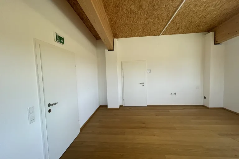 Büro West im Obergeschoß mit Holzbalkendecke und zwei Türen, freshHUB Weistrach