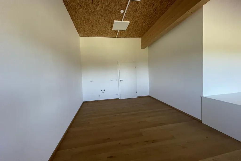 Büro Nord im Obergeschoß: Wand mit Anschlüssen für eine Teeküche, freshHUB Weistrach