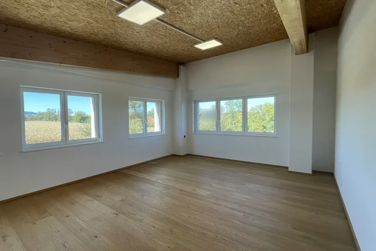 Büro West im Obergeschoß mit Fensterfront und Holzbalkendecke, freshHUB Weistrach