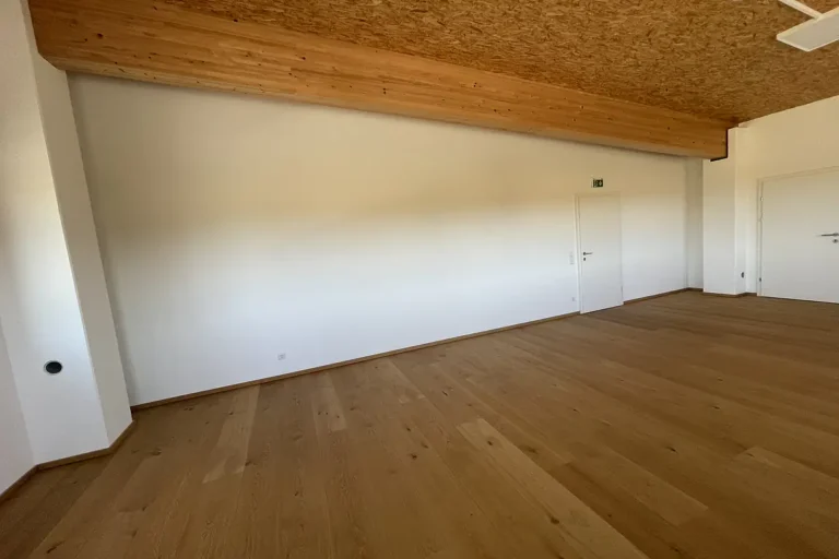 Büro West im Obergeschoß mit Eichenboden und Holzbalkendecke, freshHUB Weistrach