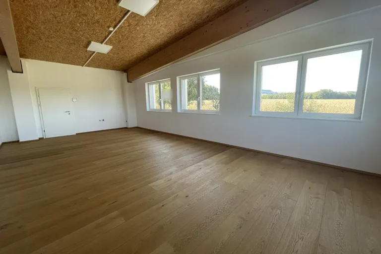 Büro West im Obergeschoß mit Blick auf Felder und Streuobstwiesen, freshHUB Weistrach