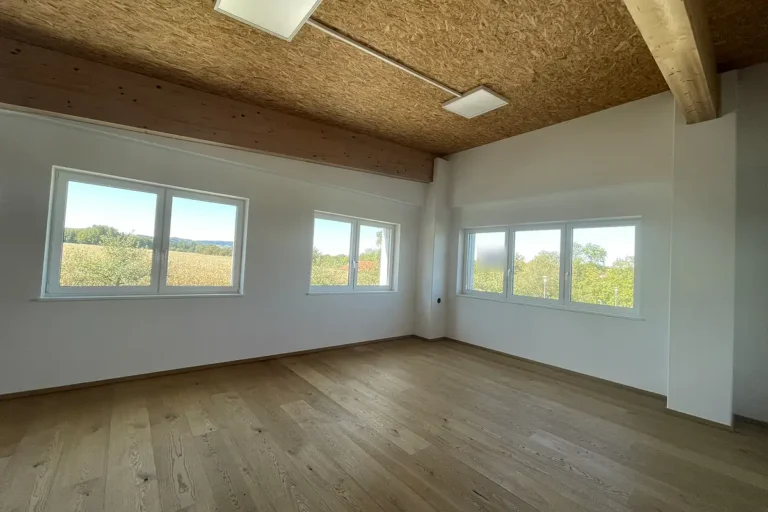 Büro West im Obergeschoß mit Fenstern an zwei Seiten, freshHUB Weistrach