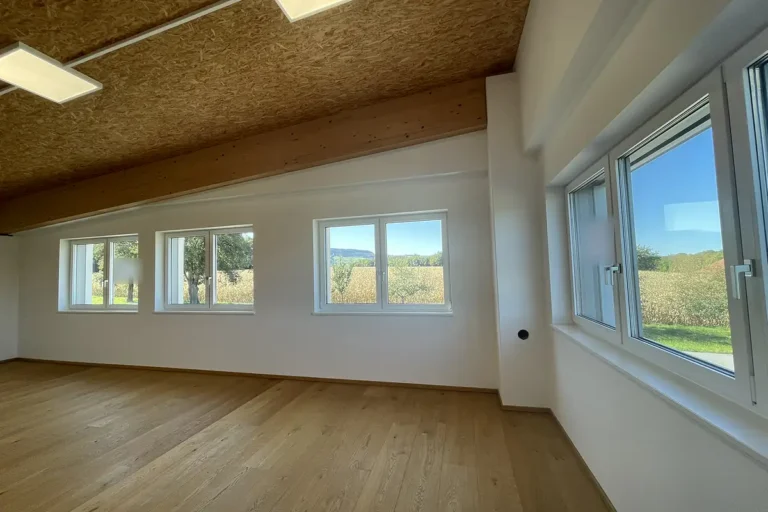 Büro West im Obergeschoß mit Fensterfront zu den Streuobstwiesen, freshHUB Weistrach