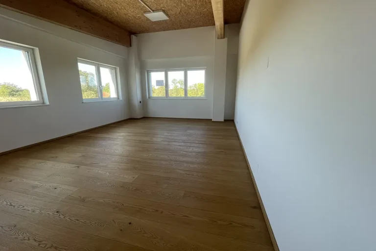 Büro West im Obergeschoß mit Eichenboden und Fenstern ins Grüne, freshHUB Weistrach