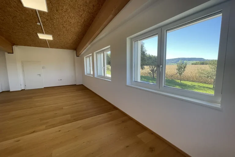 Büro West im Obergeschoß mit Blick auf die Streuobstwiesen, freshHUB Weistrach